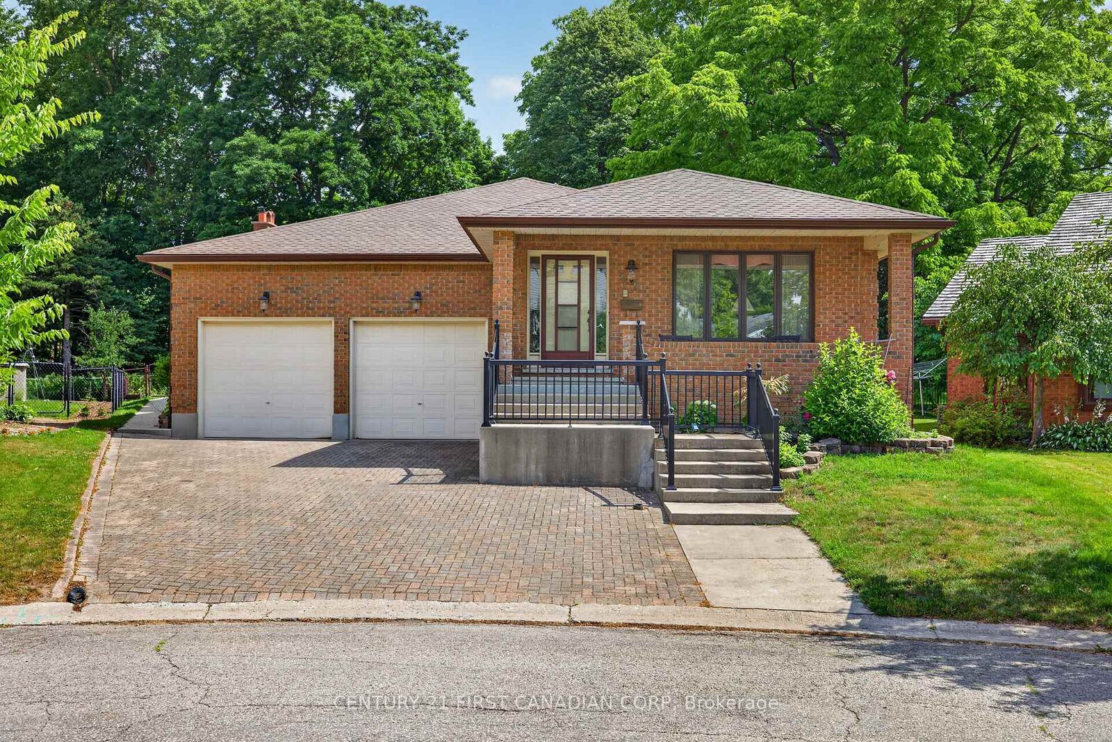 Property Photo: 27 Stirrup Court ON N6G 3T8