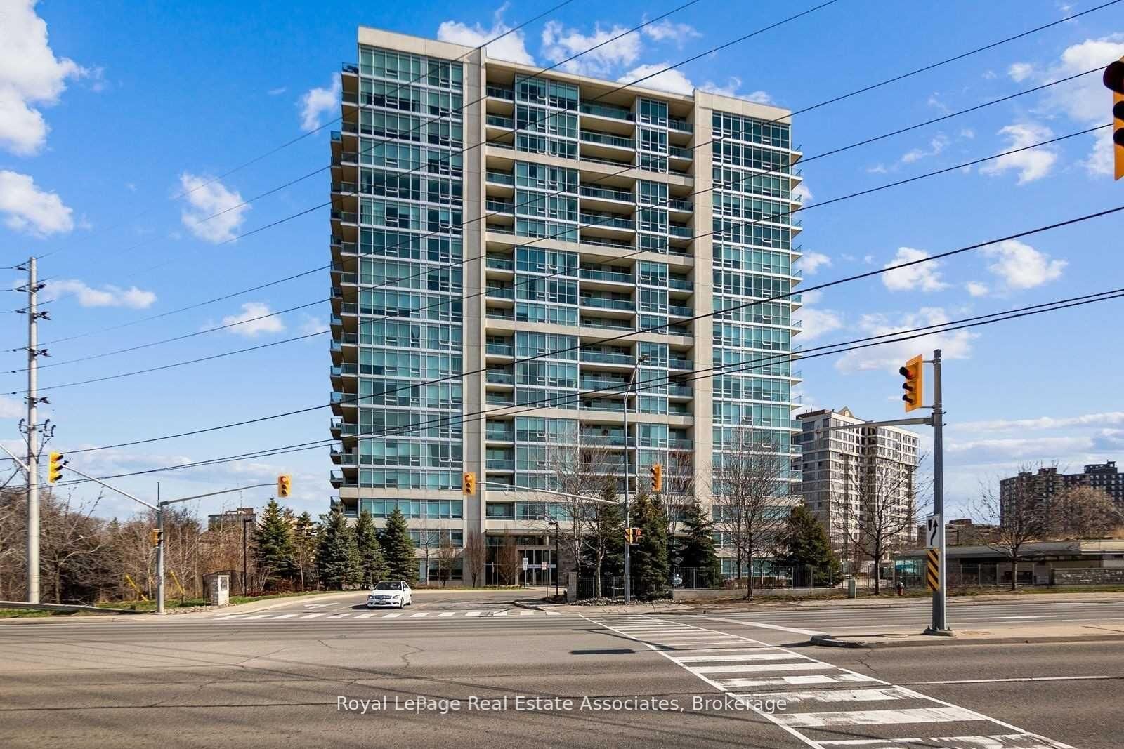 Property Photo: 1055 Southdown Road 811 ON L5J 0A3