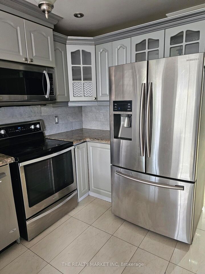 Property Photo: 102 William Stephenson Drive ON L1N 8T1
