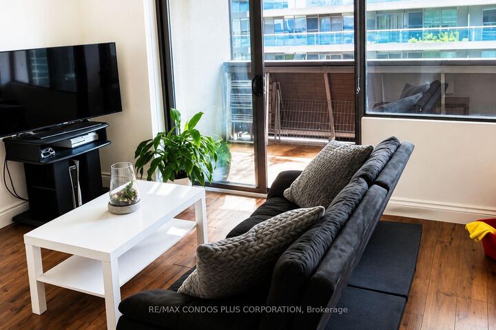Property Photo:  720 Spadina Avenue 1011  ON M5S 2T9 