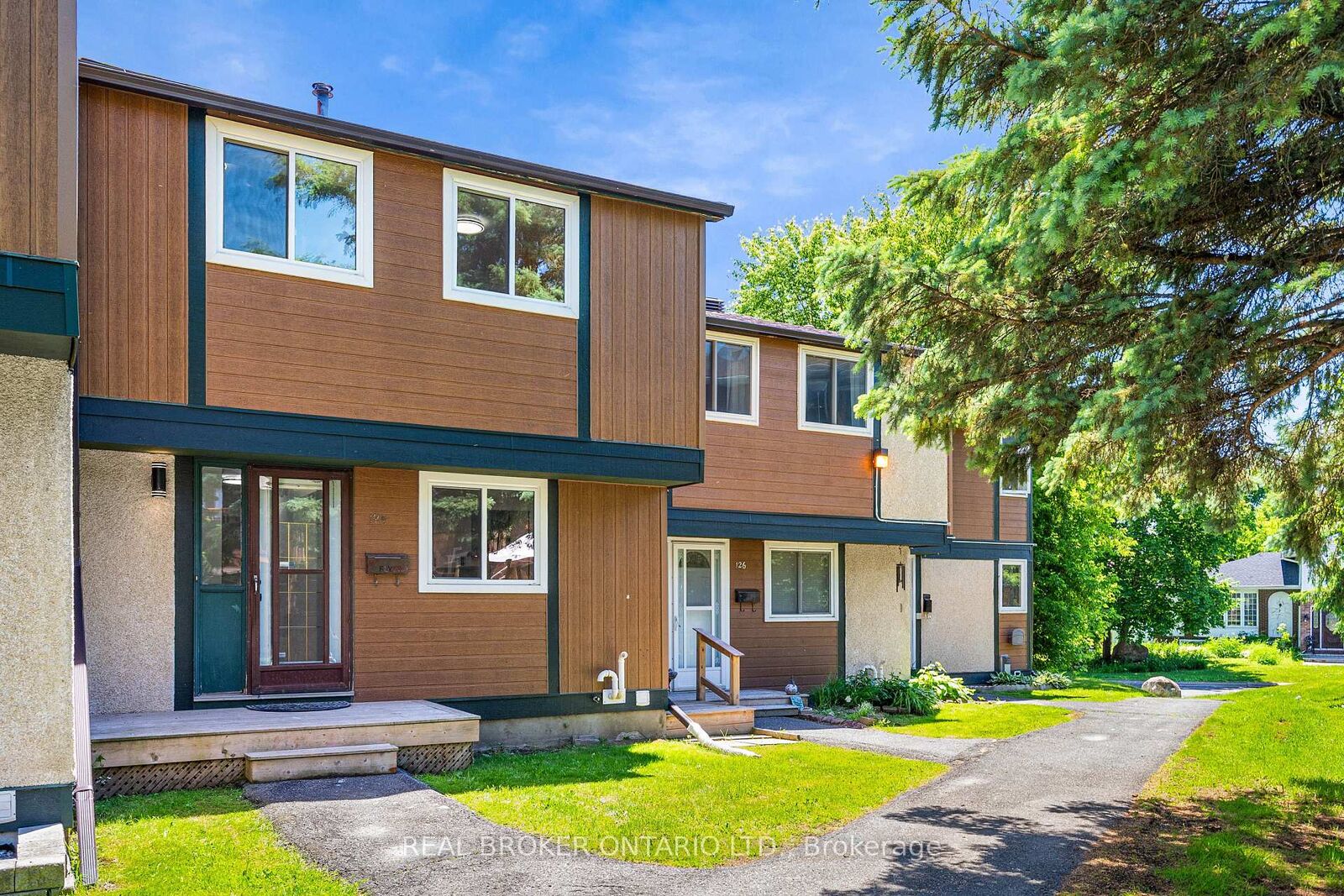 Property Photo: 1449 Ridgebrook Drive 124 ON K1B 4T1