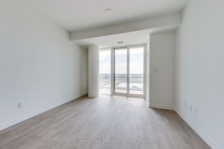 Property Photo:  220 Missinnihe Way 806  ON L5H 0A9 