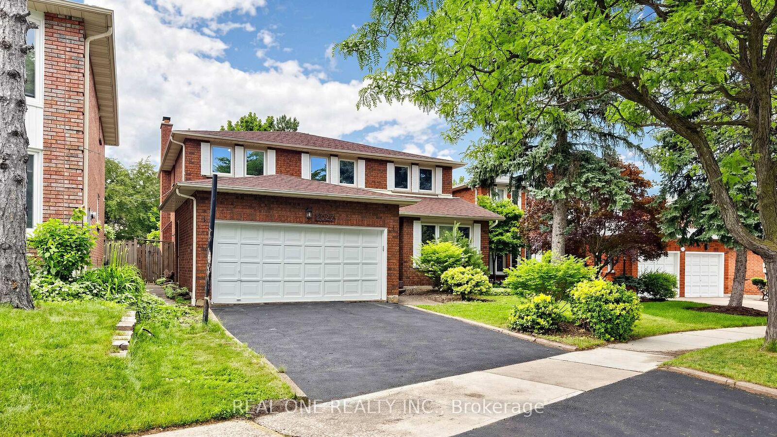 Property Photo: 2027 Roy Ivor Crescent ON L5L 3N7