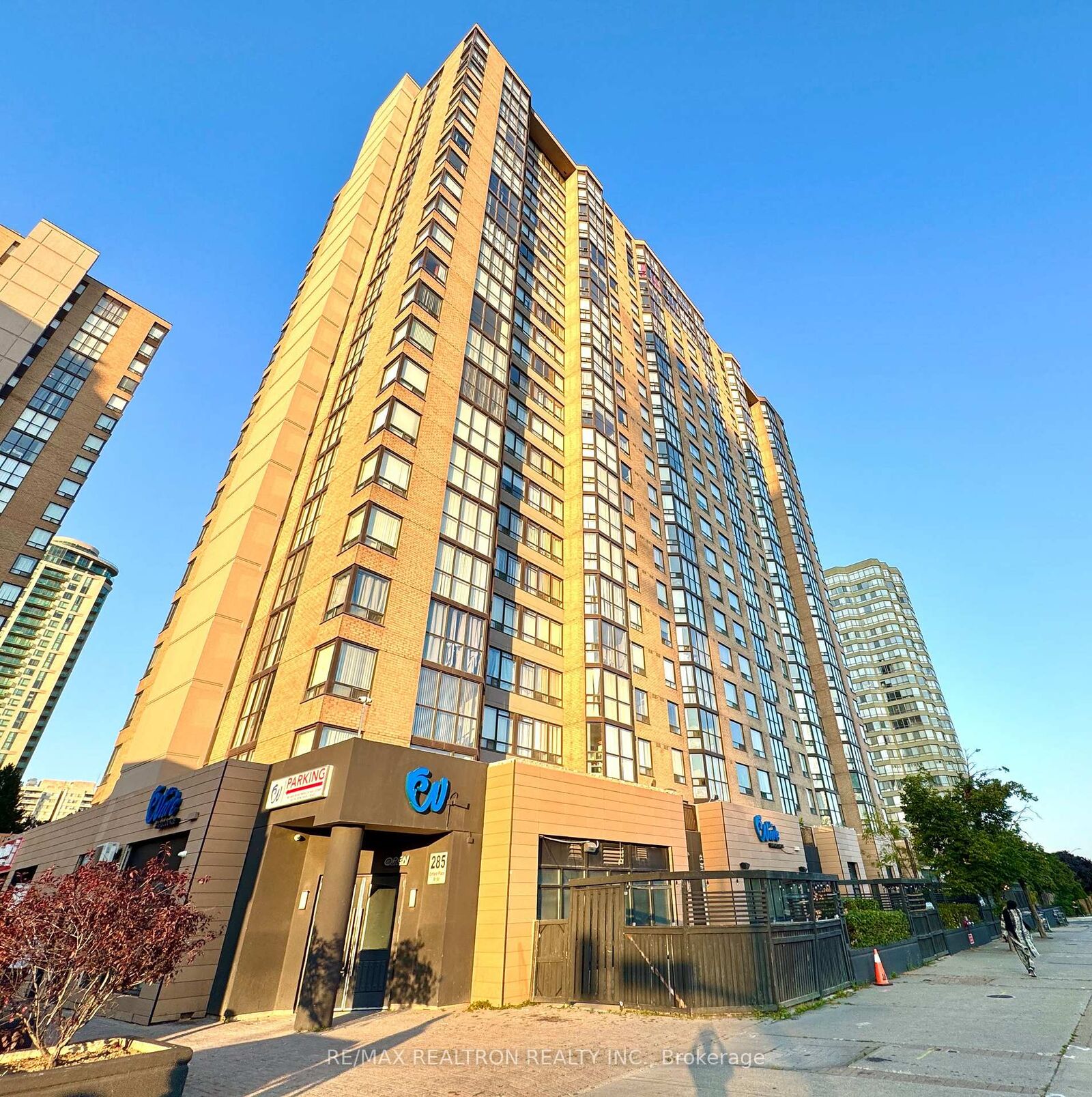 Property Photo:  285 Enfield Place 1412  ON L5B 3Y6 