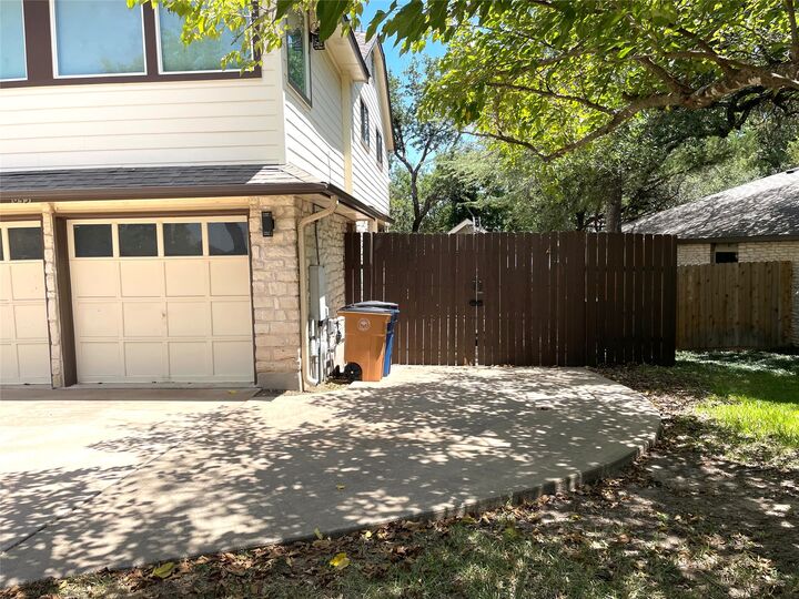 Property Photo:  10431 Scotland Well Drive  TX 78750 
