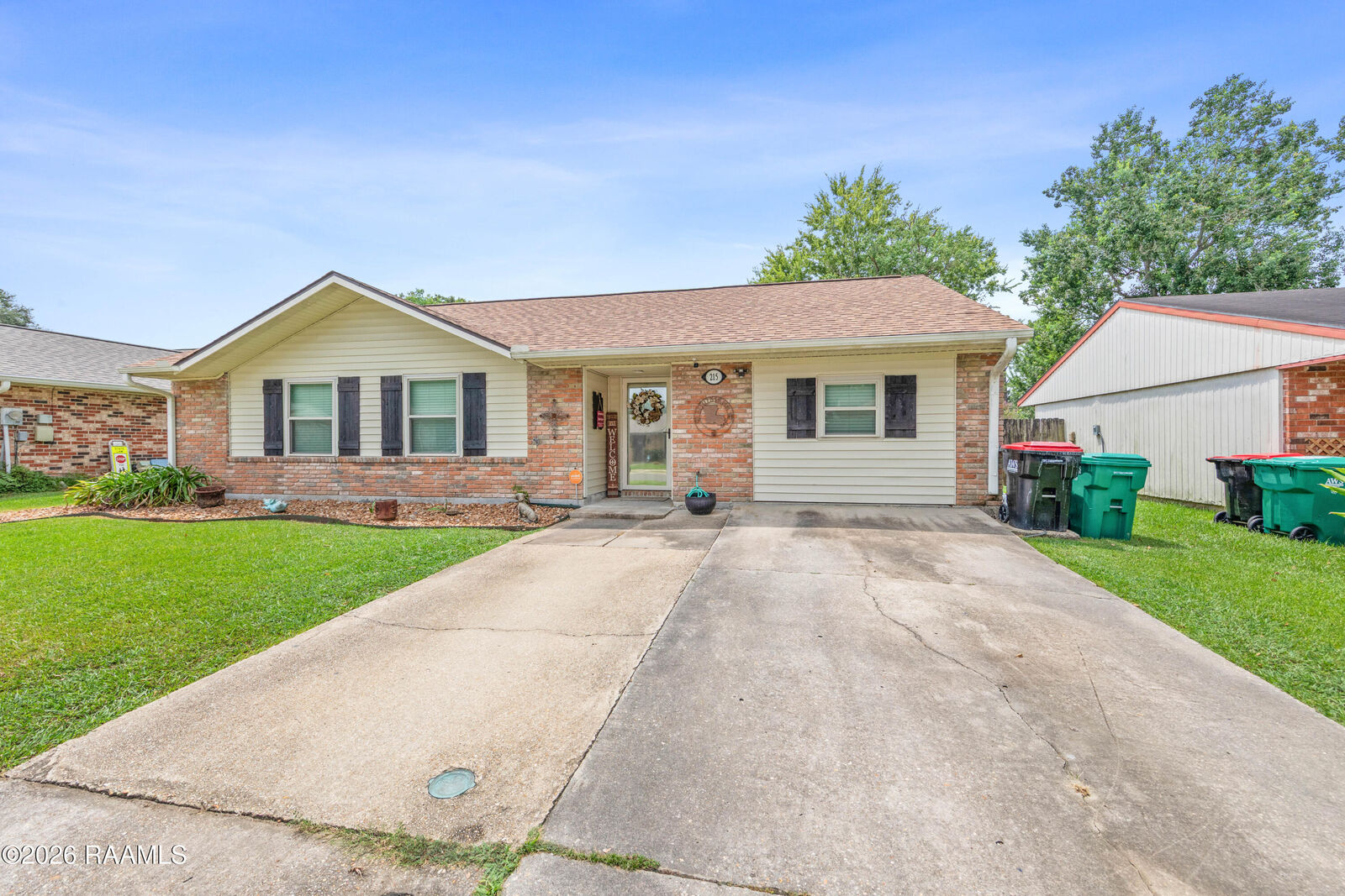 Property Photo: 215 Village Lane LA 70506