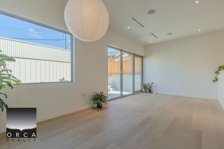 Property Photo:  2915 East 5th Avenue 1  BC V5M 1N6 