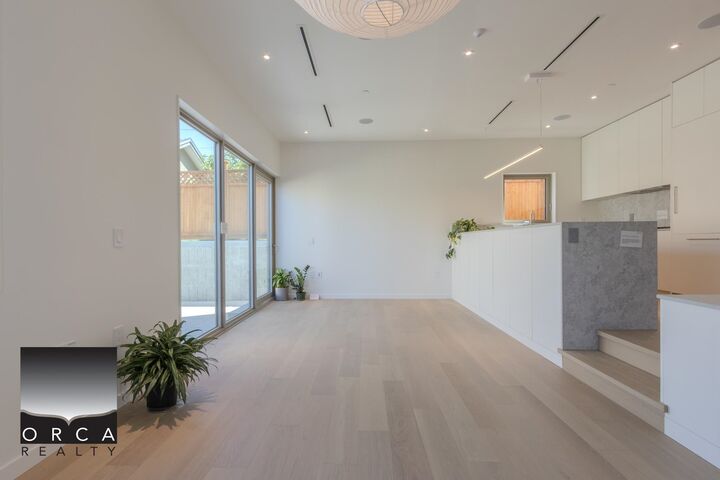 Property Photo:  2915 5th Avenue 2  BC V5M 1N6 