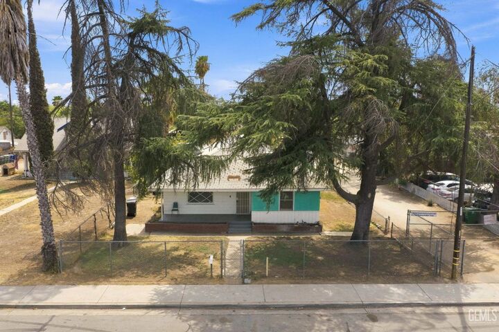 Property Photo:  2501 E California Avenue  CA 93307 