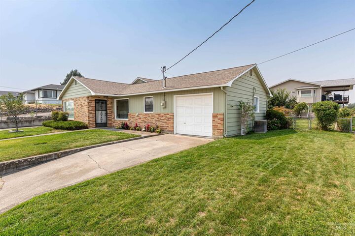 Property Photo:  1880 Neal Drive  WA 99403 
