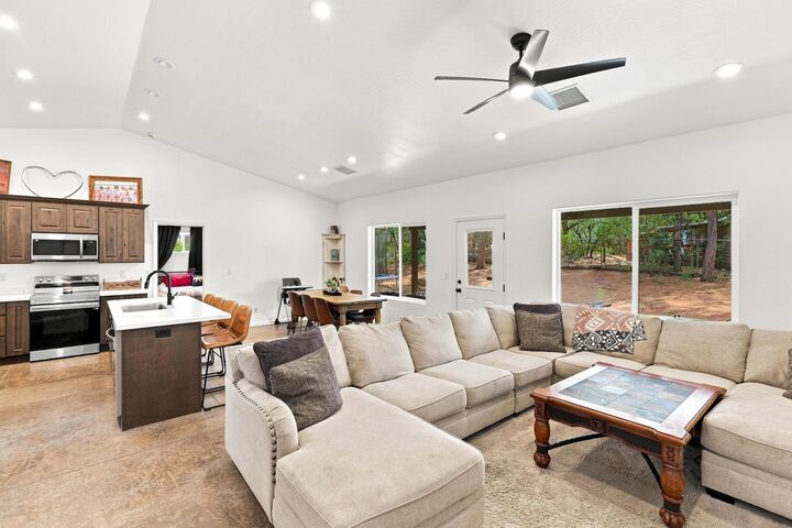 Property Photo: 201 W Chateau Circle AZ 85541