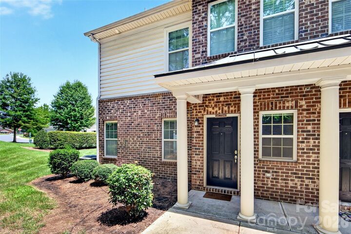 Property Photo: 16718 Dolcetto Way NC 28277