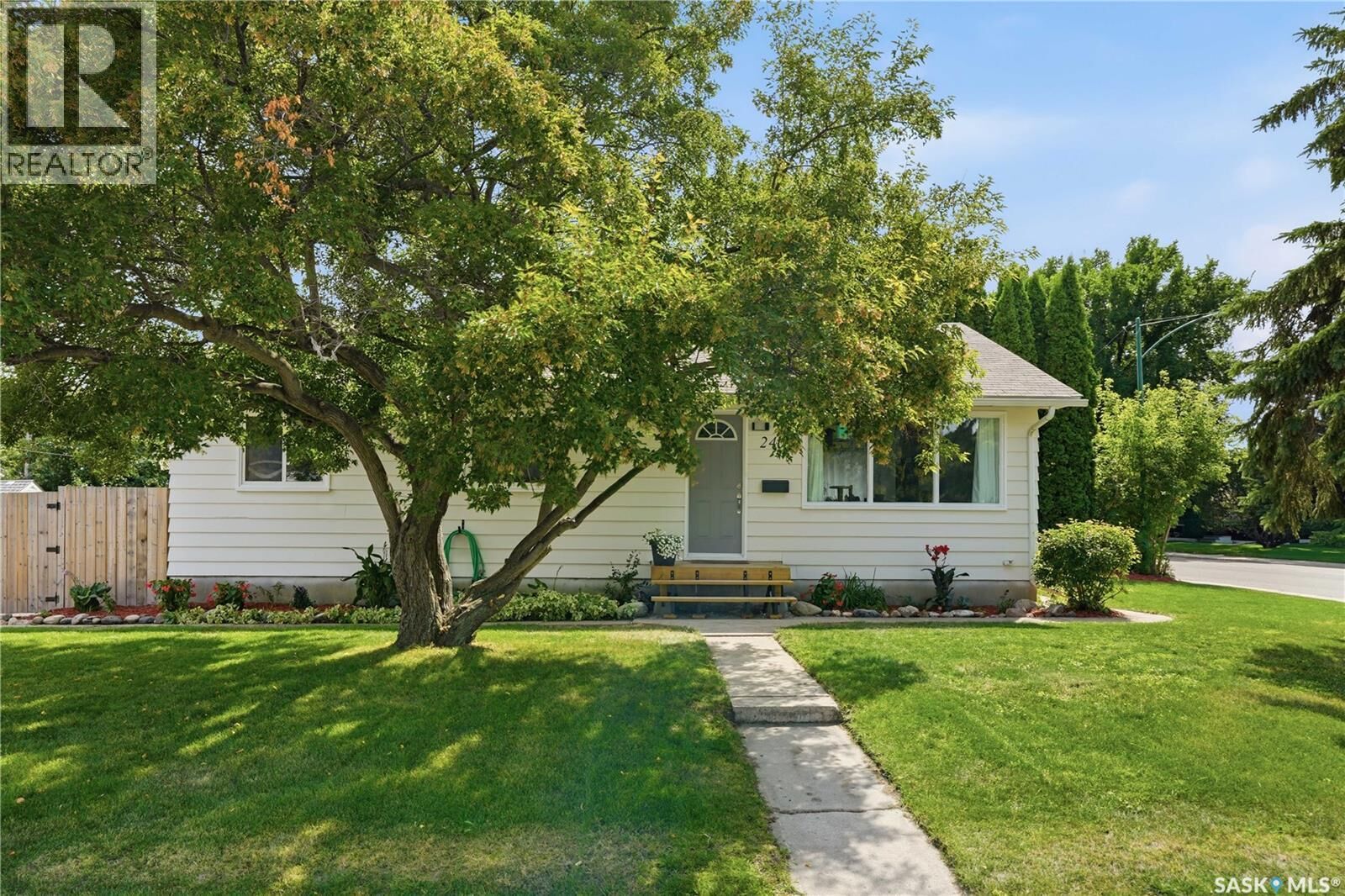 Property Photo: 2401 Dufferin Avenue SK S7J 1C3