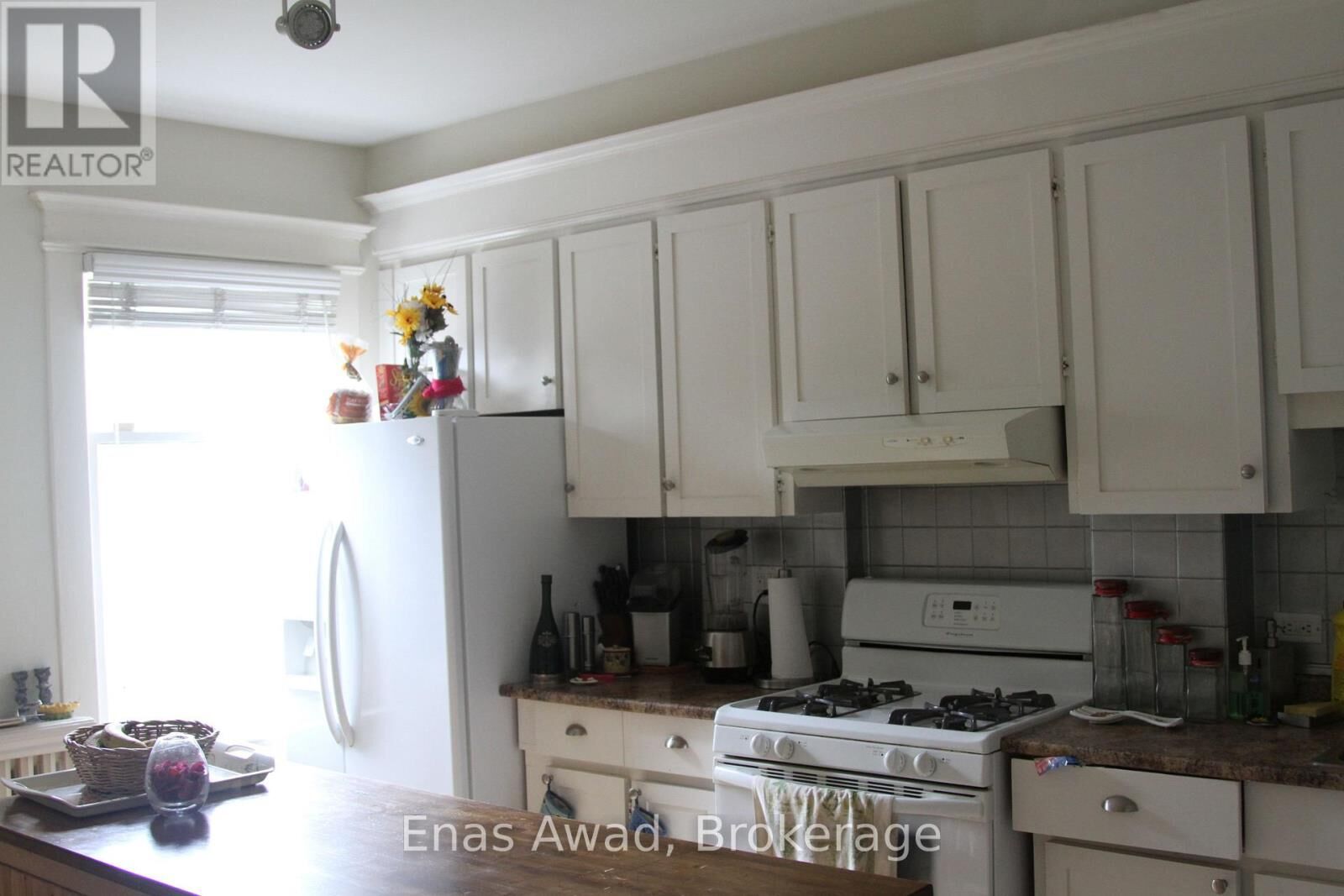 Property Photo: 738 Manning Avenue ON M6G 2W4