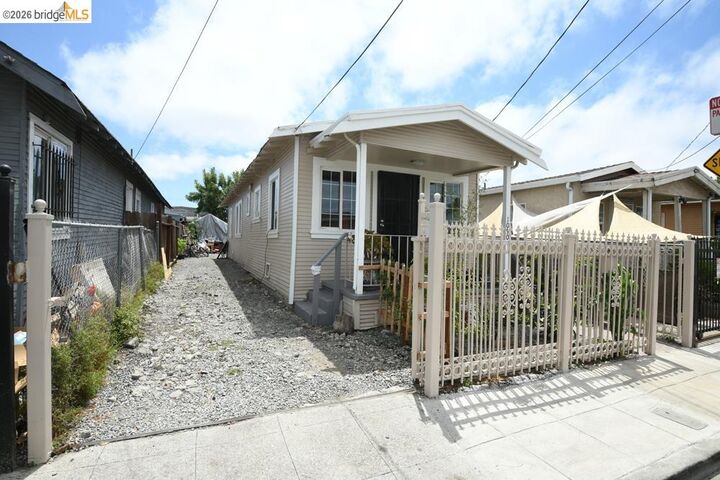 Property Photo: 1090 70th Ave CA 94621