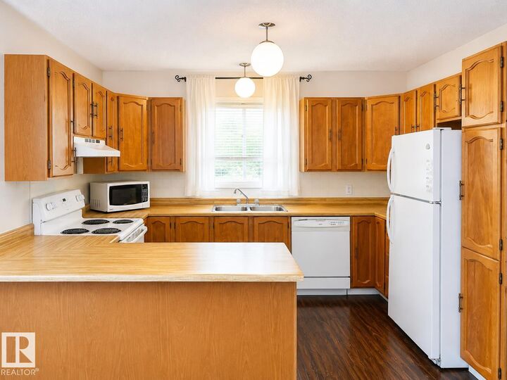 Property Photo:  802 16 Avenue  AB T9M 1L2 