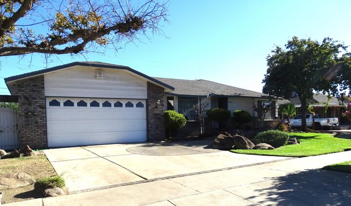Property Photo: 1425 Flint Way CA 93705
