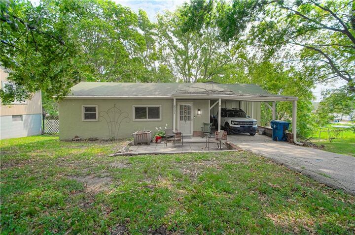 Property Photo: 2231 North River Boulevard MO 64050