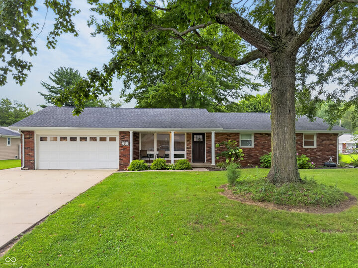 Property Photo: 819 Greenbriar Drive IN 47274