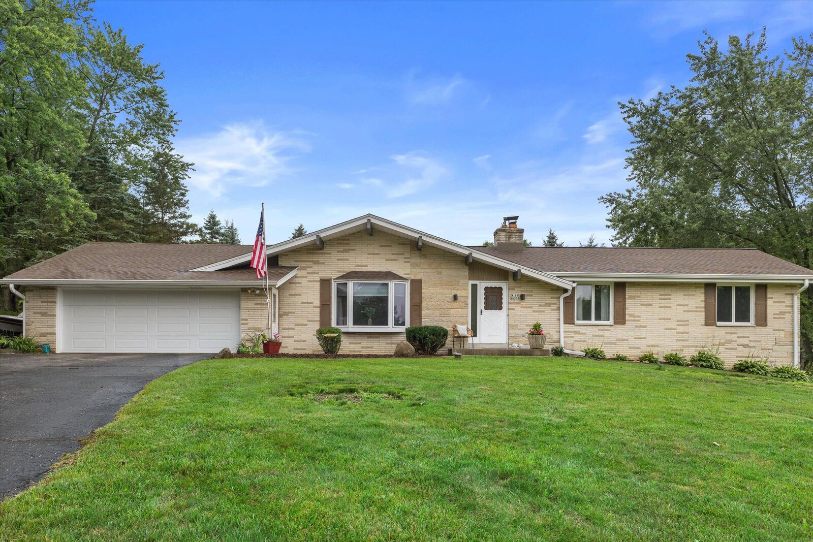 Property Photo: W265n6553 Beacon Hills Cir WI 53089