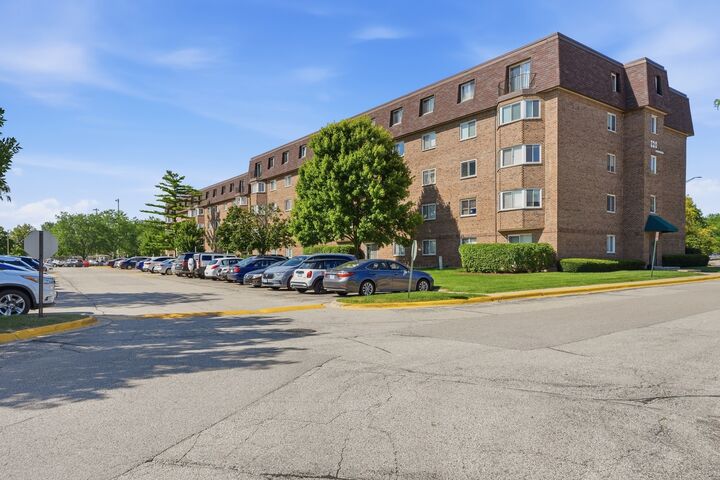 Property Photo: 220 S Roselle Road 524 IL 60193