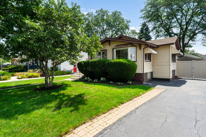 Property Photo: 1087 Rose Avenue IL 60016