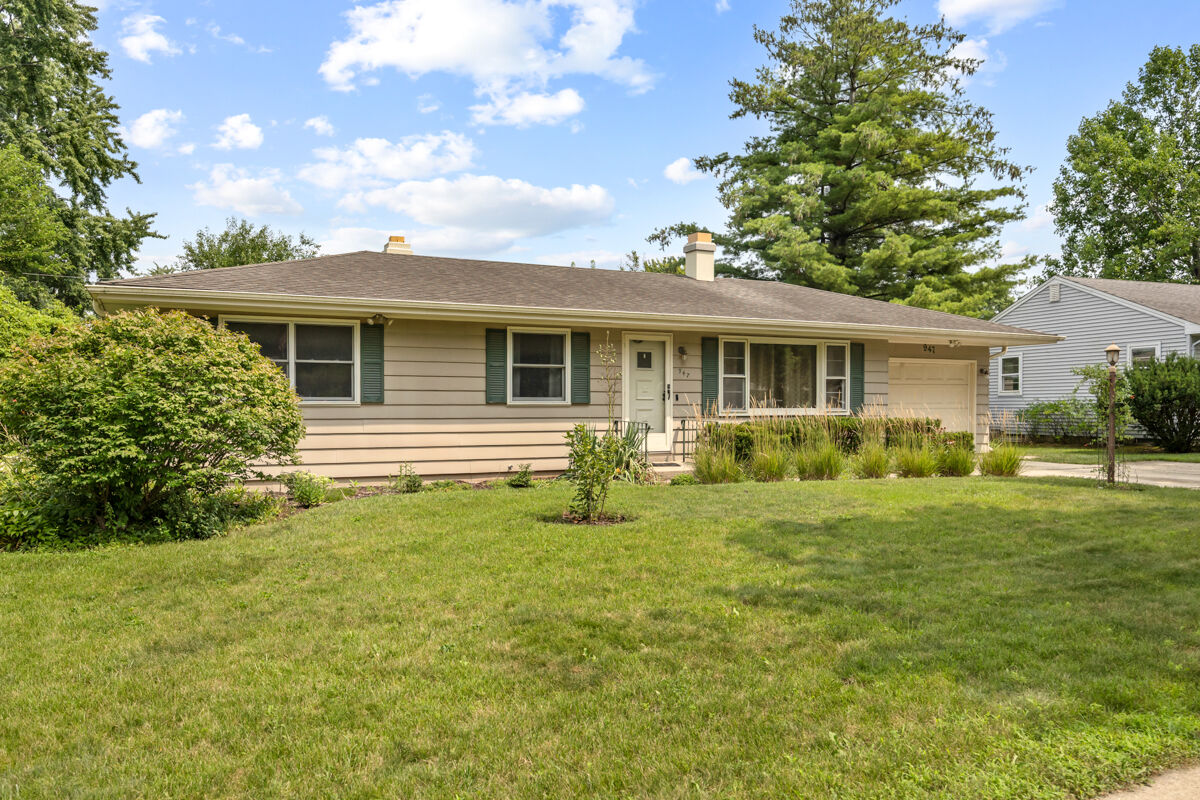 Property Photo:  947 Diane Avenue  IL 60123 