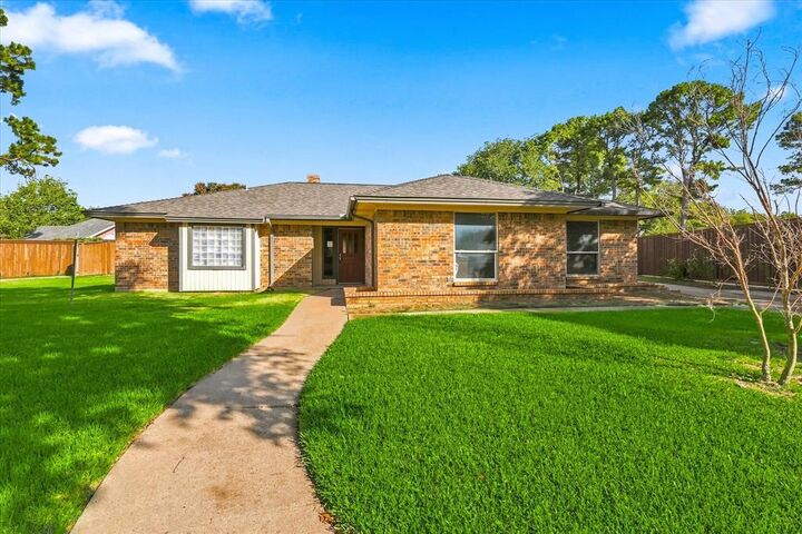 Property Photo: 308 Drexel Drive TX 76051