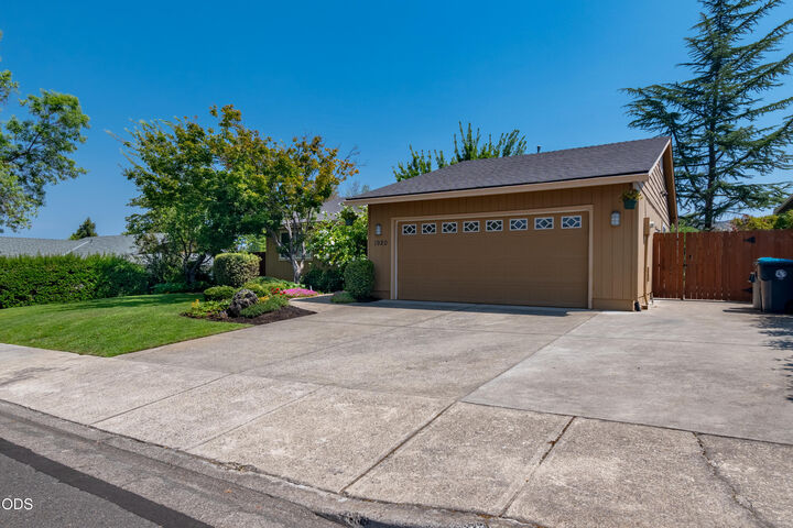 Property Photo: 1920 Pinedale Street OR 97504