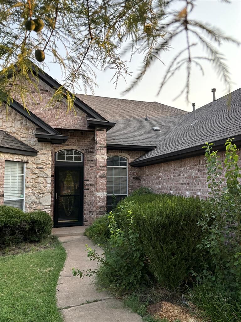 Property Photo: 2009 Del Simmons Drive OK 73003