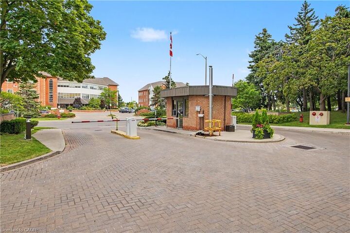 Property Photo:  100 County Court Boulevard 1604  ON L6W 3X1 