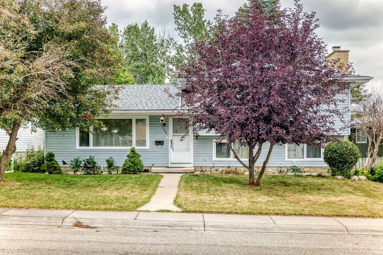 Property Photo: 1008 Cantabrian Drive SW AB T2W 1L7