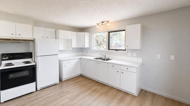 Property Photo: 1239 41 Avenue N AB T1H 6A4