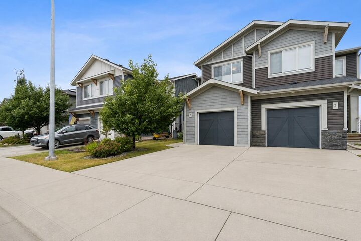Property Photo:  4 Emberside Place  AB T4C 2L8 