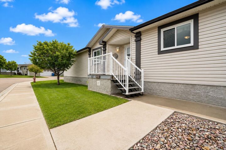 Property Photo:  62 Timothy Way SE  AB T1B 0M7 
