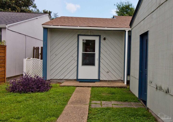Property Photo: 3040 Del Monte Dr FL 32504