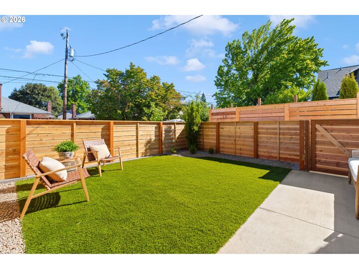 Property Photo: 1522 NE Jarrett St B OR 97211