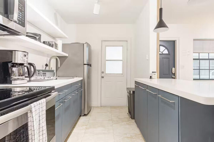 Property Photo:  2404 NE 33rd Avenue 4  FL 33305 