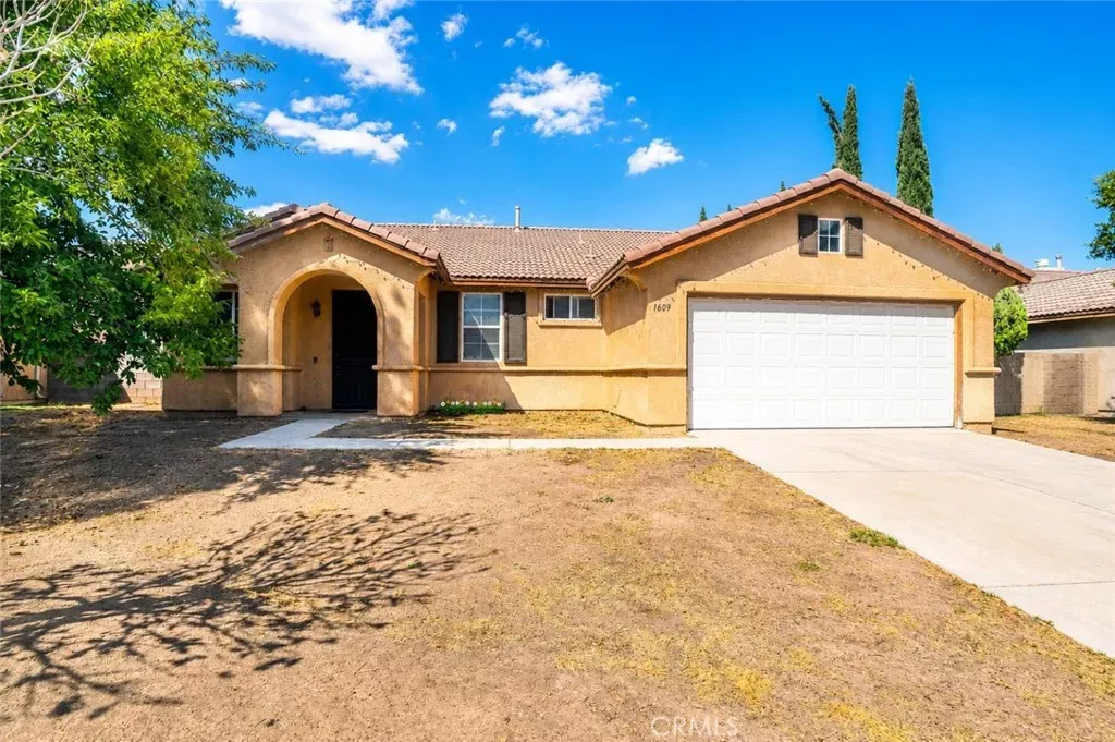 Property Photo:  1609 Sutherland  CA 93534 