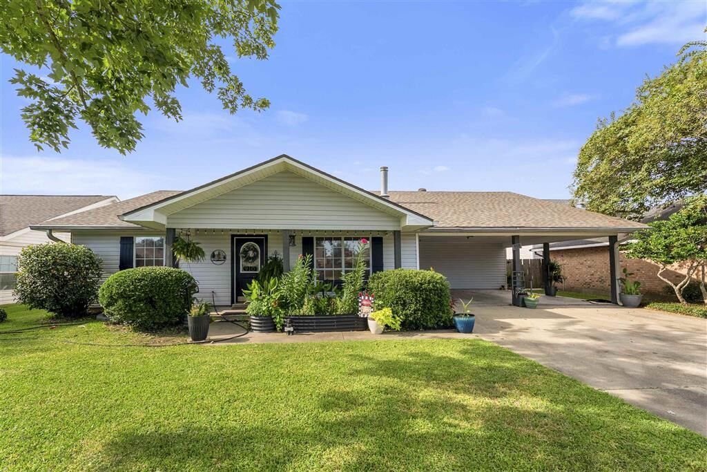 Property Photo: 910 Aberdeen Drive LA 70605