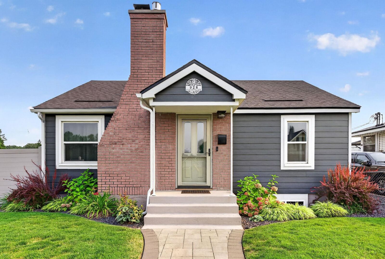 Property Photo:  928 E Olympic Ave Ave  WA 99207 