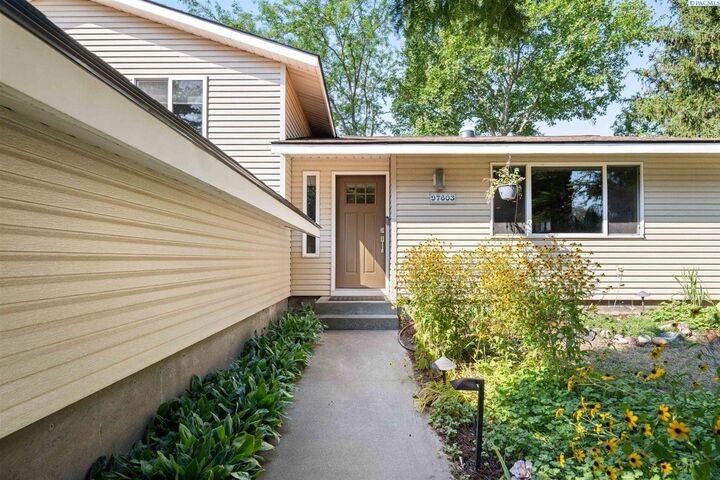 Property Photo: 97603 E Alhambra Rd WA 99338