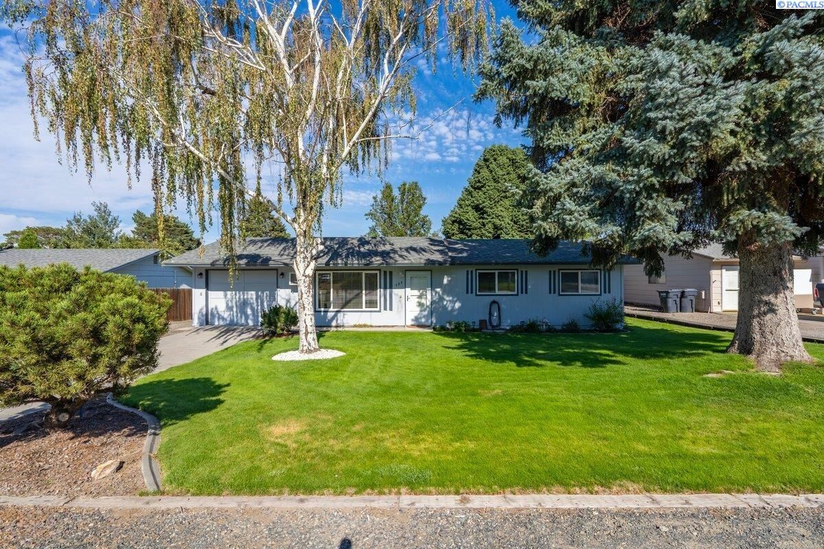 Property Photo: 484 S 41st Ave WA 99353-5006