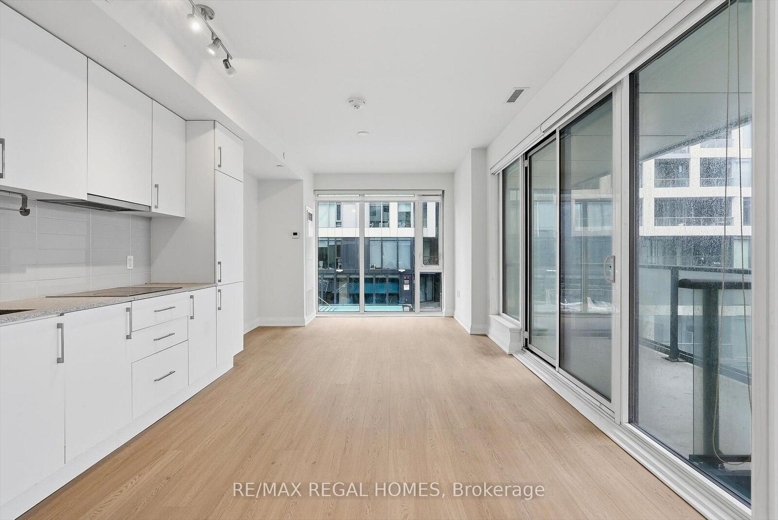 Property Photo:  576 Front Street W 1008E  ON M5V 0P8 