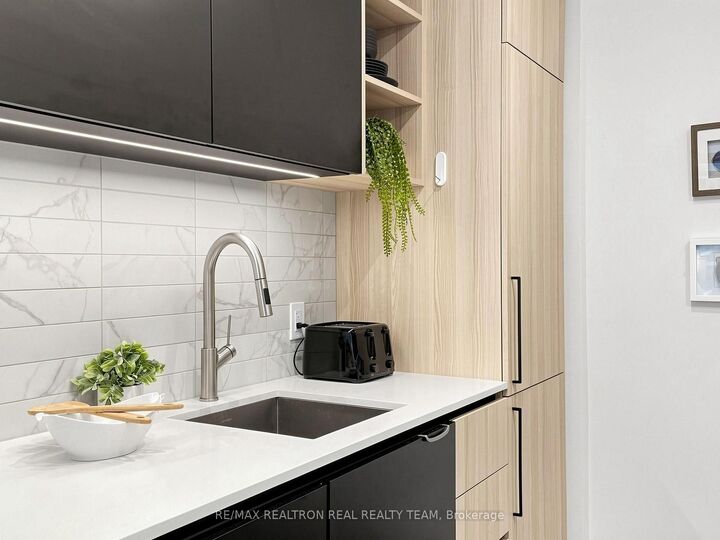 Property Photo: 55 Mercer Street 2807 ON M5V 1H3