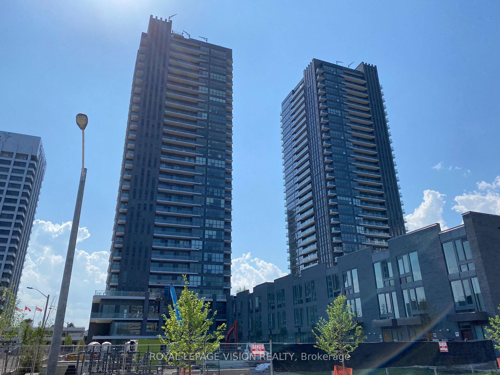 Property Photo:  2 Sonic Way 2708  ON M3C 0P2 