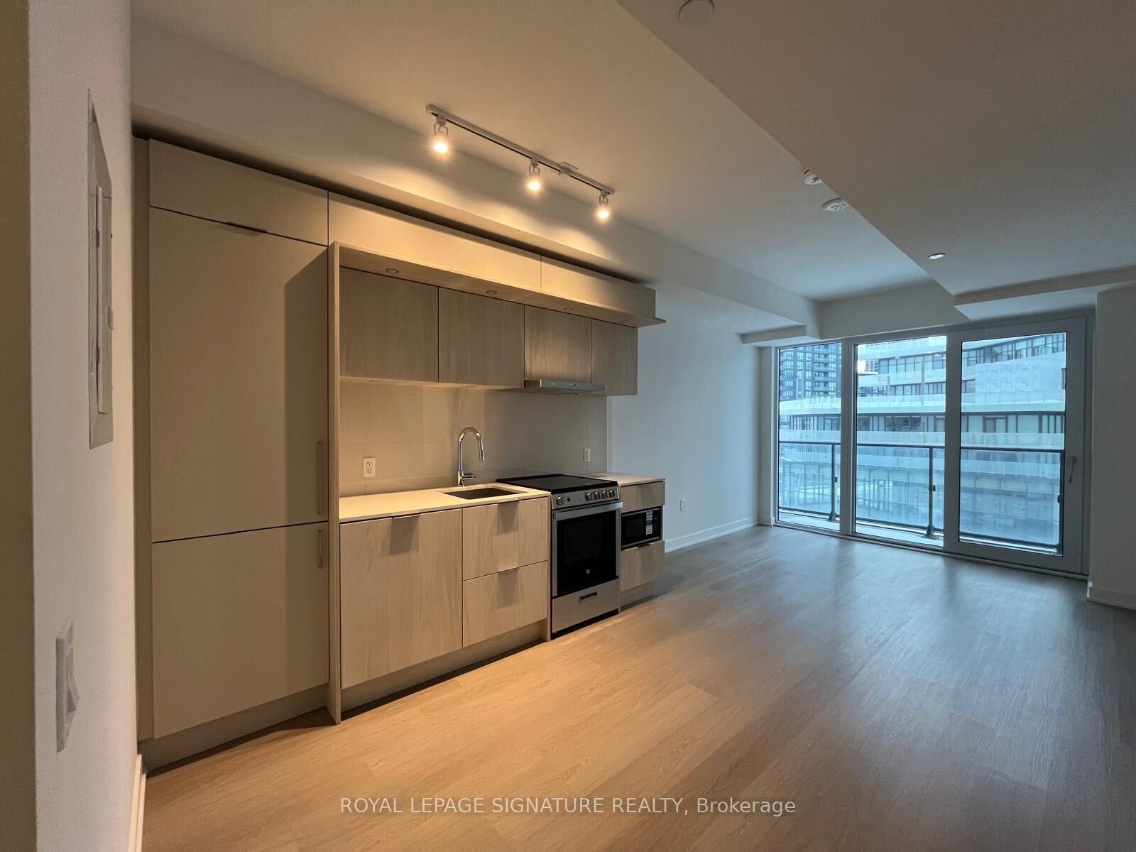 Property Photo: 448 Burnhamthorpe Road W 312 ON L5B 4M6