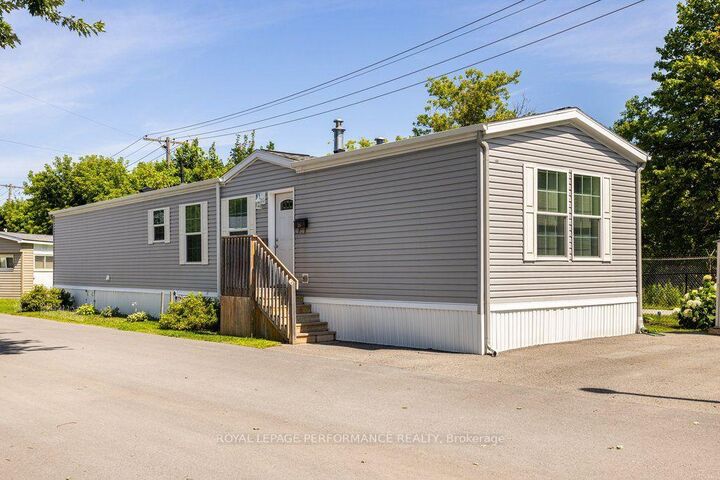 Property Photo: 16 Eastgate Avenue ON K2H 7S2
