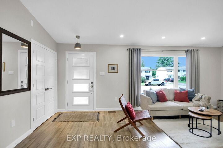 Property Photo: 1447 Maxime Street ON K1B 4E7