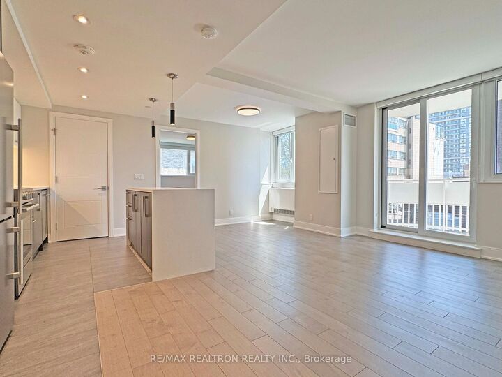 Property Photo:  11 Walmer Road 301  ON M5R 2W9 